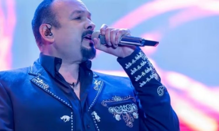 Abuchean a Pepe Aguilar mientras canta un tema dedicado a su hija Ángela