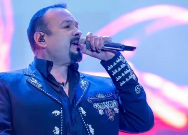 Abuchean a Pepe Aguilar mientras canta un tema dedicado a su hija Ángela