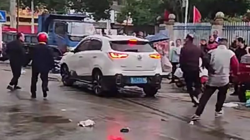 En China, un hombre fue detenido tras atropellar a niños frente a una escuela