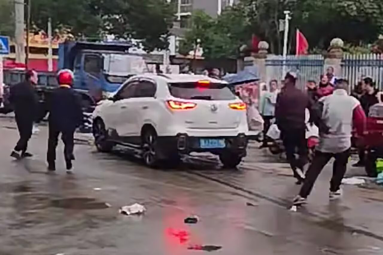 En China, un hombre fue detenido tras atropellar a niños frente a una escuela