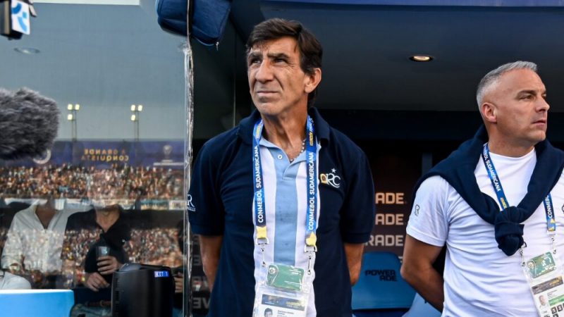 Gustavo Costas se emocionó al agradecer al pueblo paraguayo por el trato con la hinchada de Racing