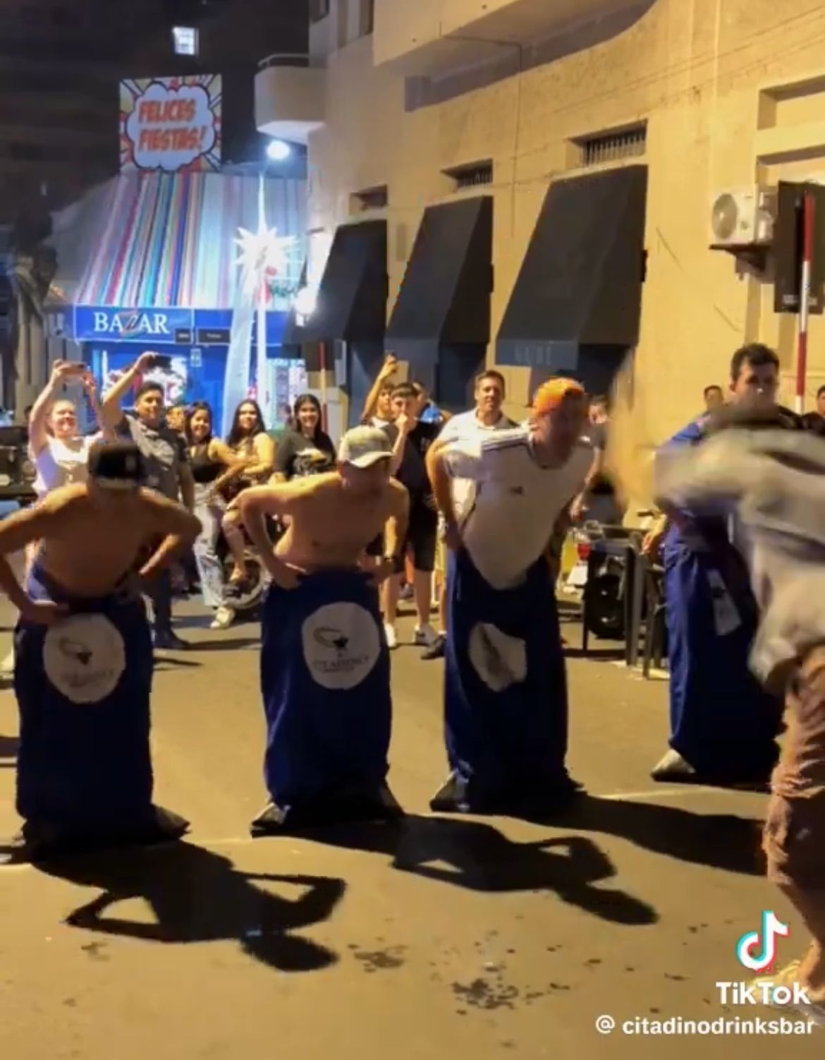 Final Copa Sudamericana: En el Centro de Asunción, hinchas de Racing y Cruzeiro se desafiaron en carrera vosa