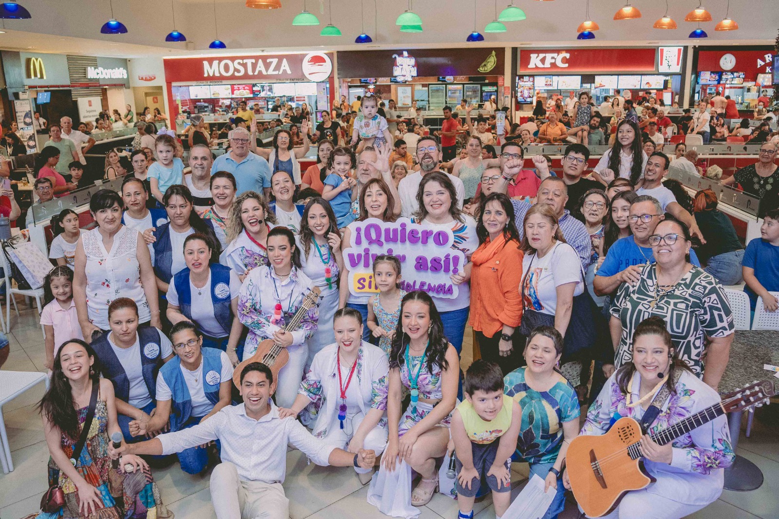 Flashmob sorprende almuerzo dominguero en shopping por una vida sin violencia