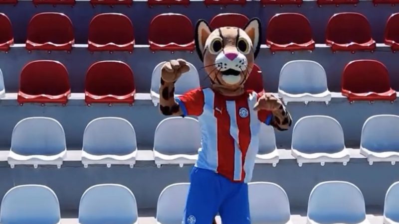 Tirika ya está presente en el estadio para alentar a la Albirroja