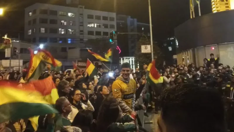 Realizan Banderazo frente al hotel donde estuvo la Selección de Bolivia