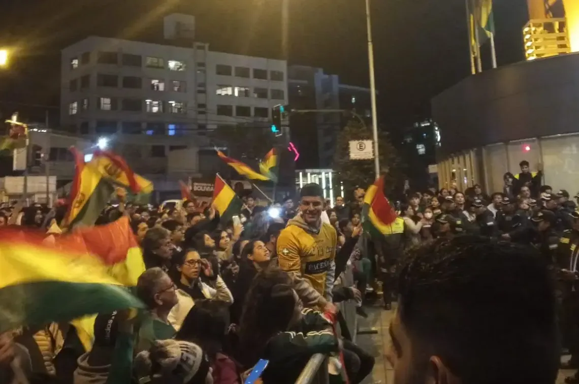 Realizan Banderazo frente al hotel donde estuvo la Selección de Bolivia