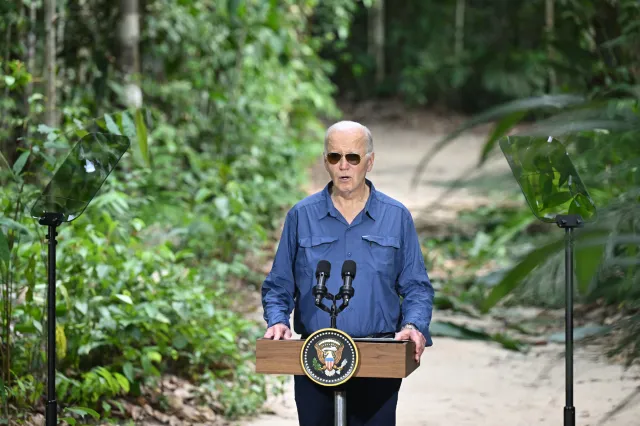 (VIDEO) Biden “se pierde” en el bosque amazónico