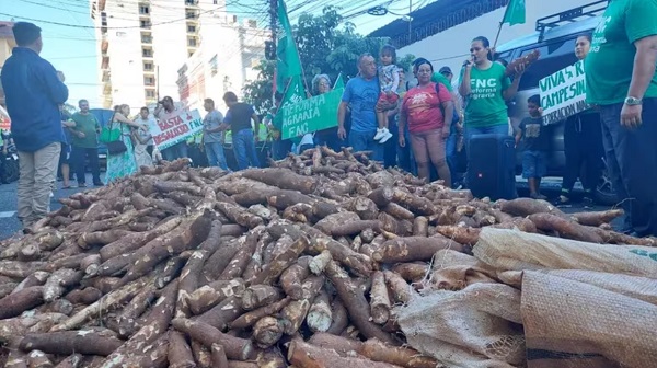 Campesinos regalan sus productos frente al MAG y califican al Ministro de prepotente