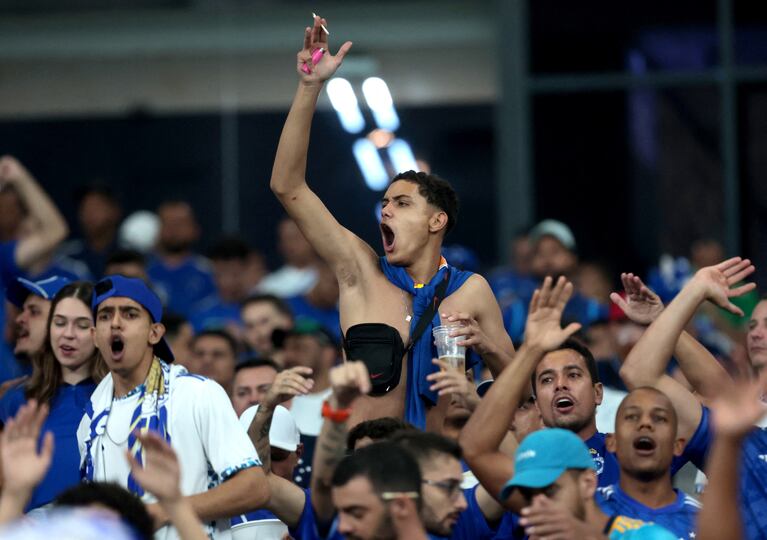 Unos 3.500 hinchas de Cruzeiro con antecedentes no podrán ingresar al país para la final de la Sudamericana