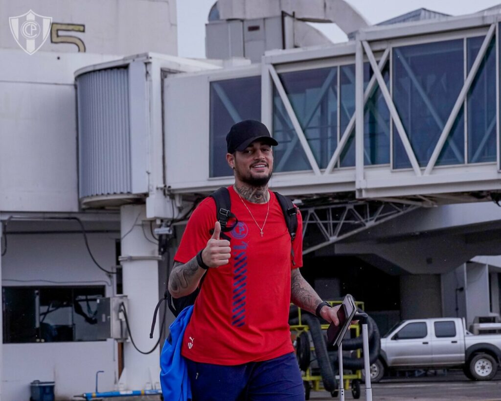 Viaje de Jean Fernandes con su familia incomodó a hinchas cerristas