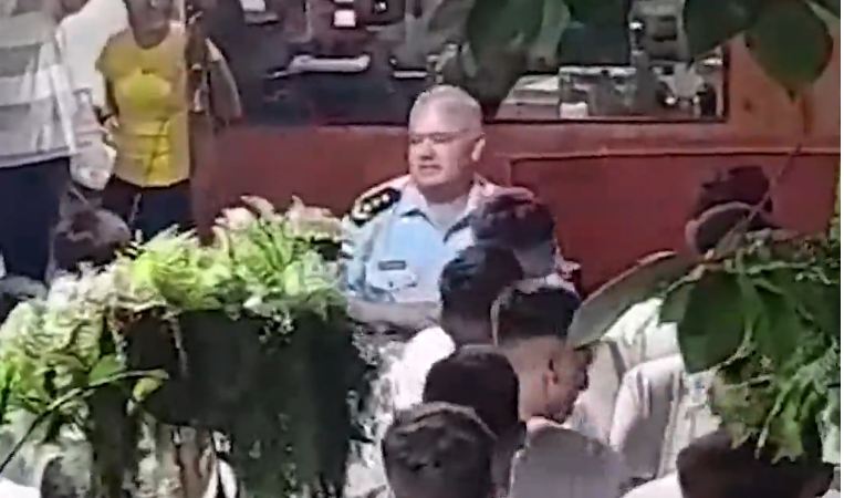 (VIDEO) ¡Jefe policial repartió saplé de “felicidad” nomás!