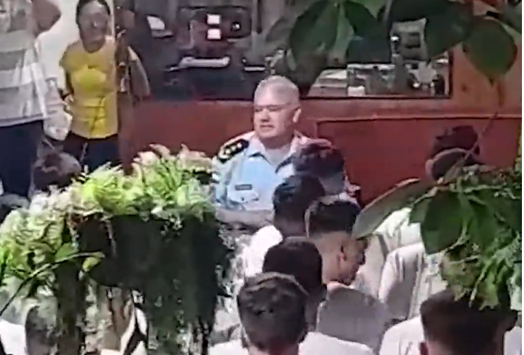 (VIDEO) ¡Jefe policial repartió saplé de “felicidad” nomás!