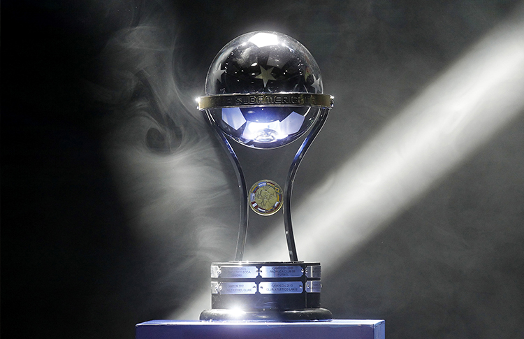 ¡Mirá la creativa manera en la que hicieron llegar el trofeo de la Copa Sudamericana hasta la Nueva Olla!