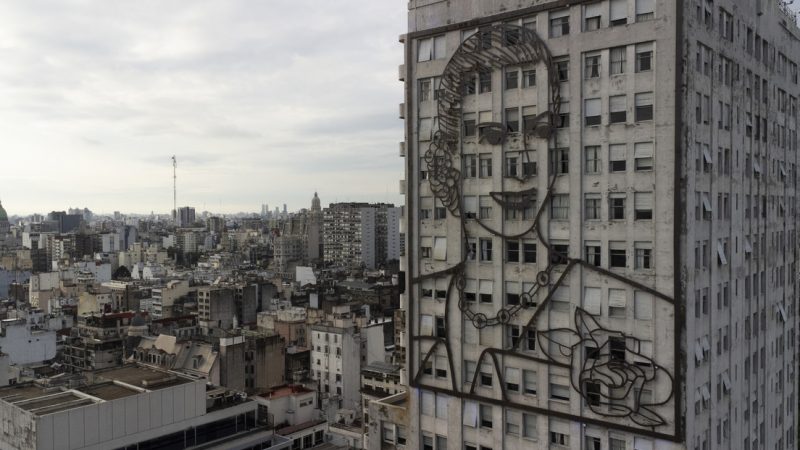 Milei prohíbe el «culto a la personalidad política» en edificios y oficinas del Estado