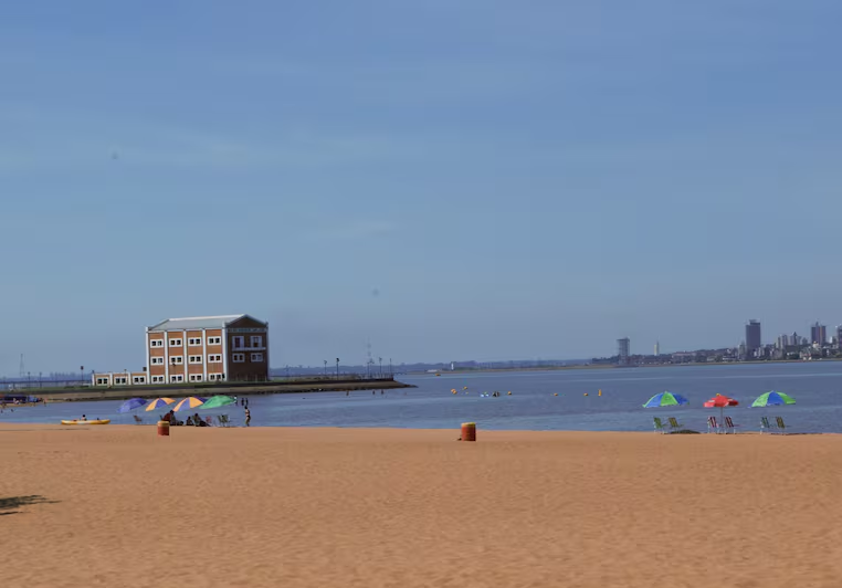 Encarnación: Niños atacados por rayas en la playa, fueron dados de alta