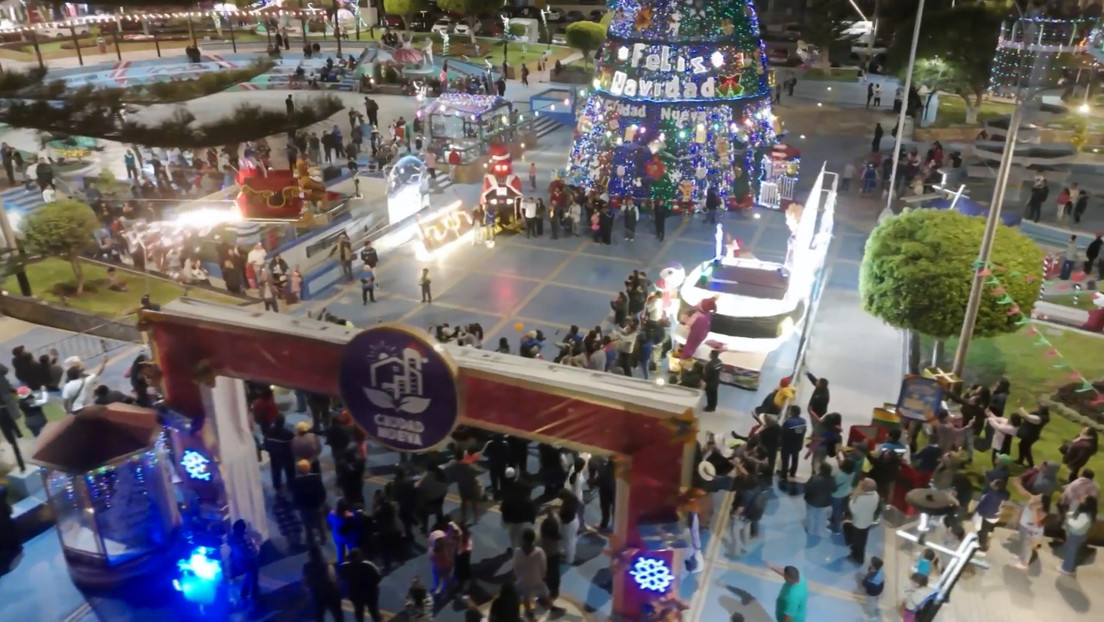 Perú: Alcalde disfrazado de elfo desciende en un trineo ‘volador’ para encender el árbol navideño