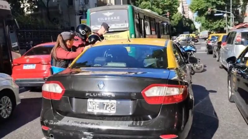 Insólito: policías de Argentina sacuden taxi porque el conductor se quedó dormido