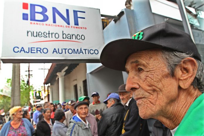 Abuelitos comienzan a cobrar en la fecha