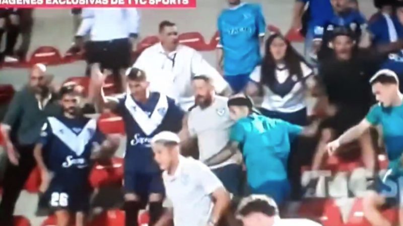 Jugadores e hinchas de Vélez se trenzaron a los golpes