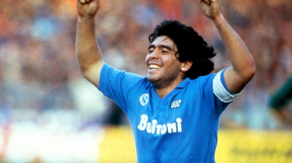 Subastan un mechón de cabello de Maradona