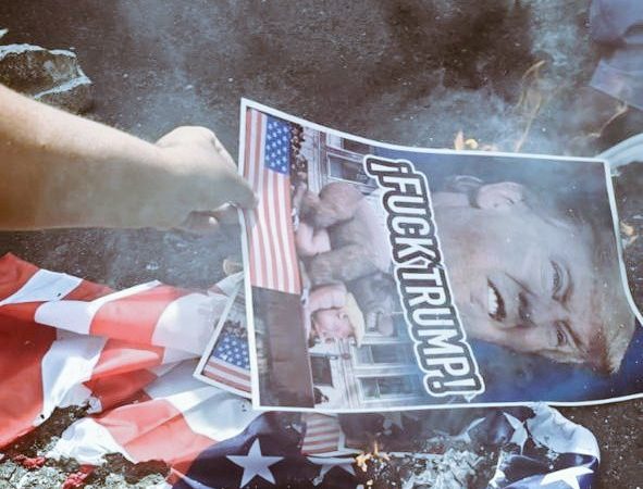 En Panamá, queman bandera de EE.UU. y carteles de Trump, tras amenaza sobre el canal