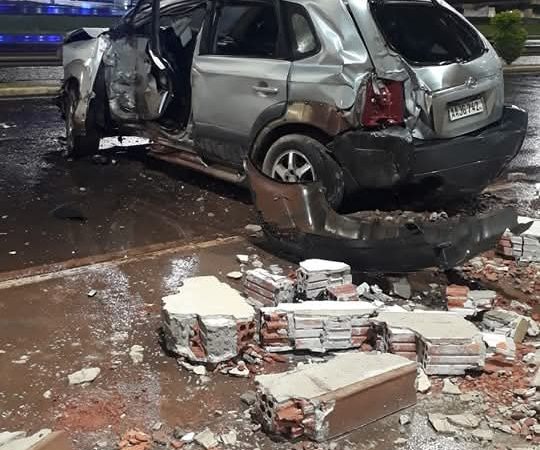 Mujer ebria choca en la terminal de ómnibus de CDE