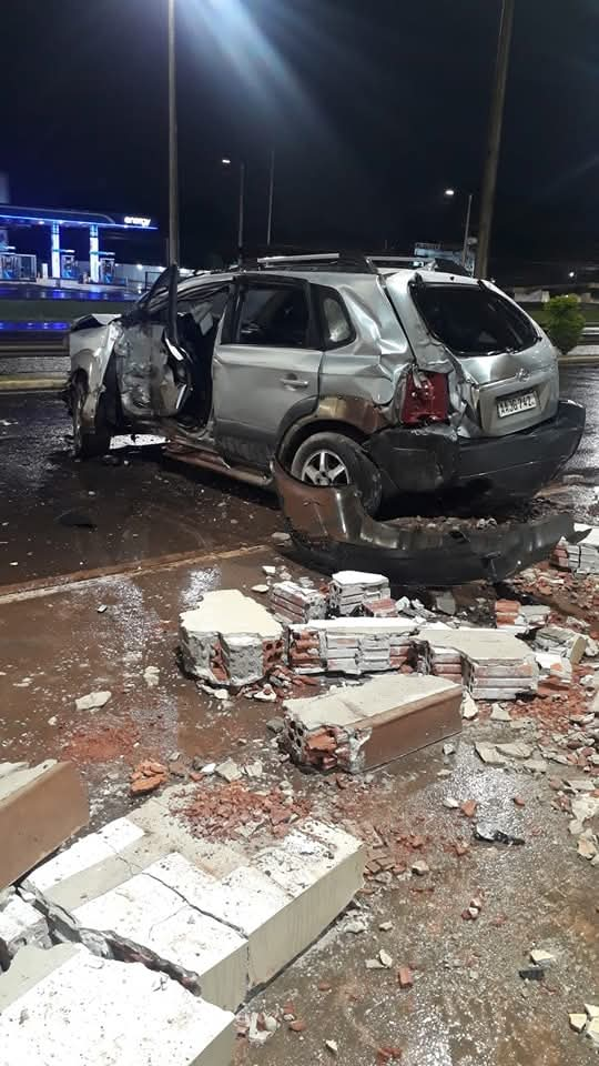 Mujer ebria choca en la terminal de ómnibus de CDE