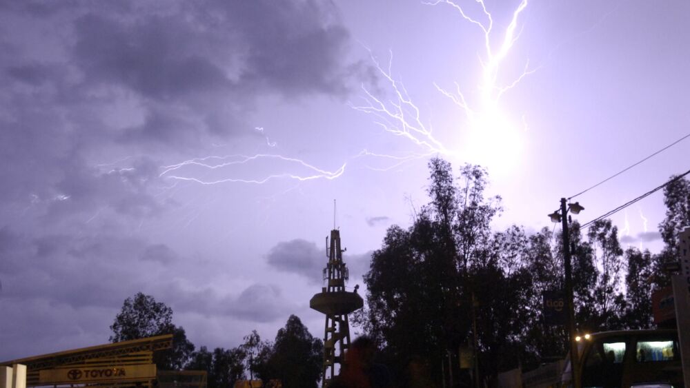 Lluvias intensas con tormentas eléctricas moderadas a fuertes