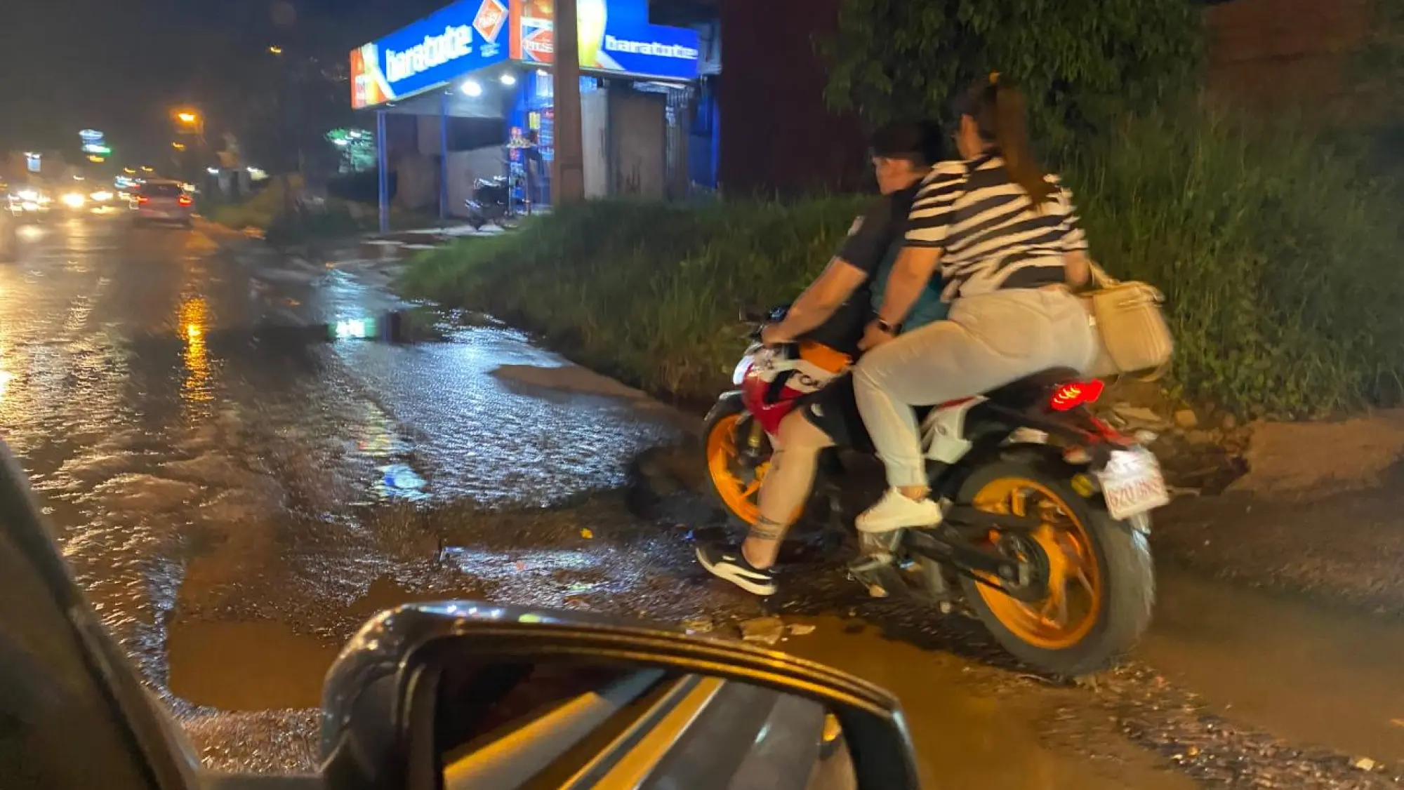 Baches sobre Avino Martínez pone en riesgo a transeúntes