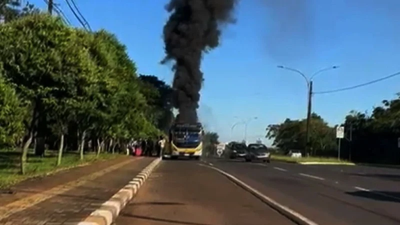 Ómnibus de la empresa NSA se incendia en Foz de Yguazú, Brasil