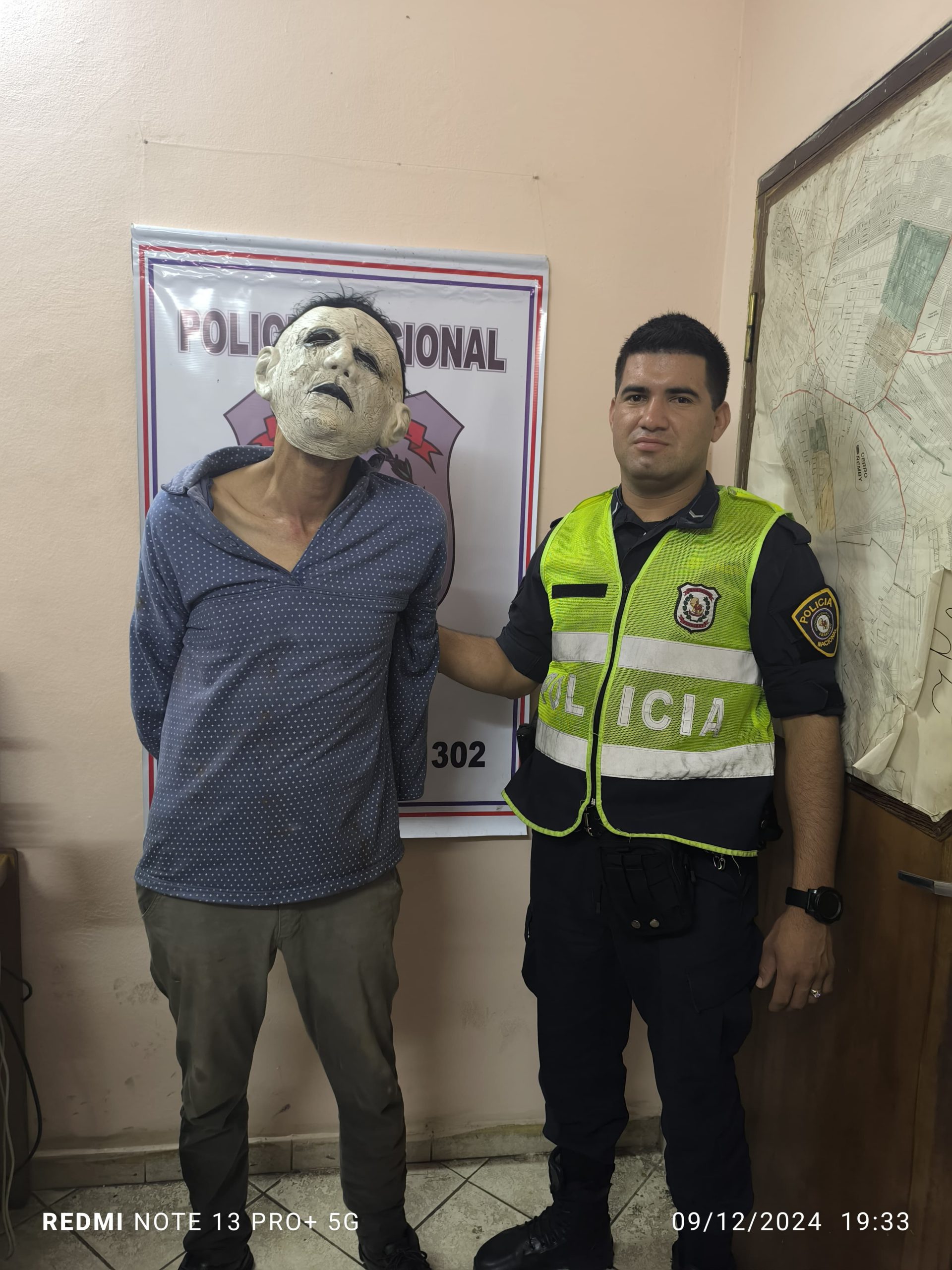 Con máscara de Michael Myers puesta, un hombre intentó robarse una moto