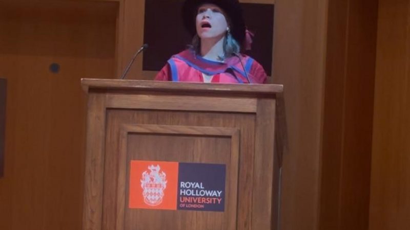 Primera paraguaya etnomusicóloga rindió homenaje a la guarania en su discurso de graduación en Londres