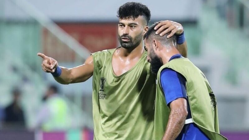 Futbolista iraní en problemas por abrazar a una aficionada antes de un partido