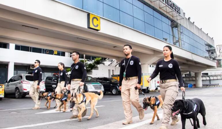 La Senad presenta a nuevos agentes perrunos