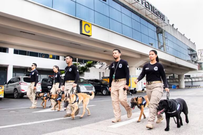 La Senad presenta a nuevos agentes perrunos