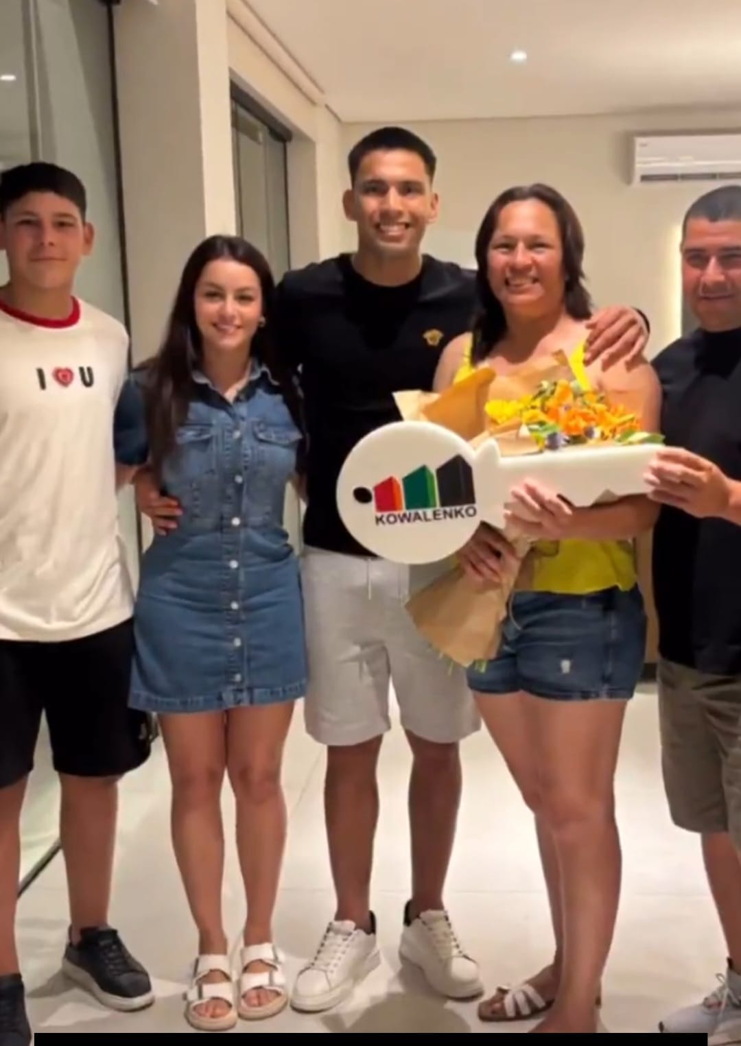 (VIDEO) ¡Emocionante! ¡Diego Gómez sorprendió a sus padres con una mega mansión!