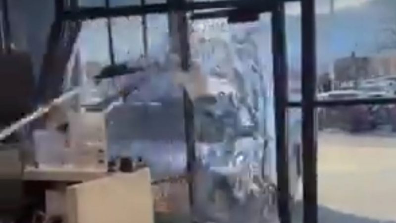 (VIDEO) Devolución forzada: ¡No le gustó el auto que acababa de comprar y fue a chocarlo contra la concesionaria!