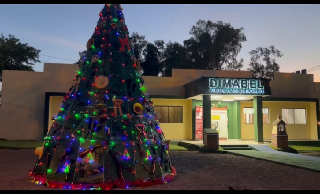 ¡Prendieron arbolito de navidad hecho con armas de fuego!