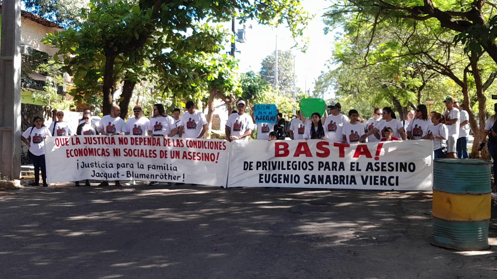 Familiares de fallecidos en Luque-San Bernardino se manifiestan frente a la Agrupación