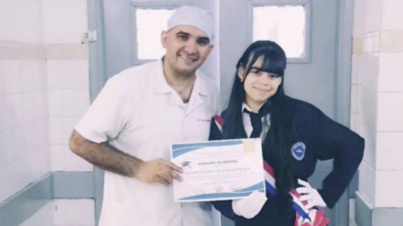 Salió «Mejor alumna» y sorprendió a su papá en su trabajo