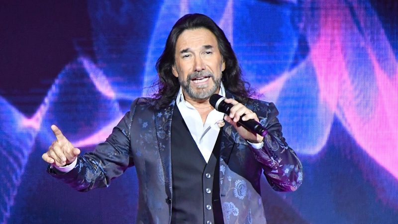 El Buki recomendó no escribir con ex en Navidad