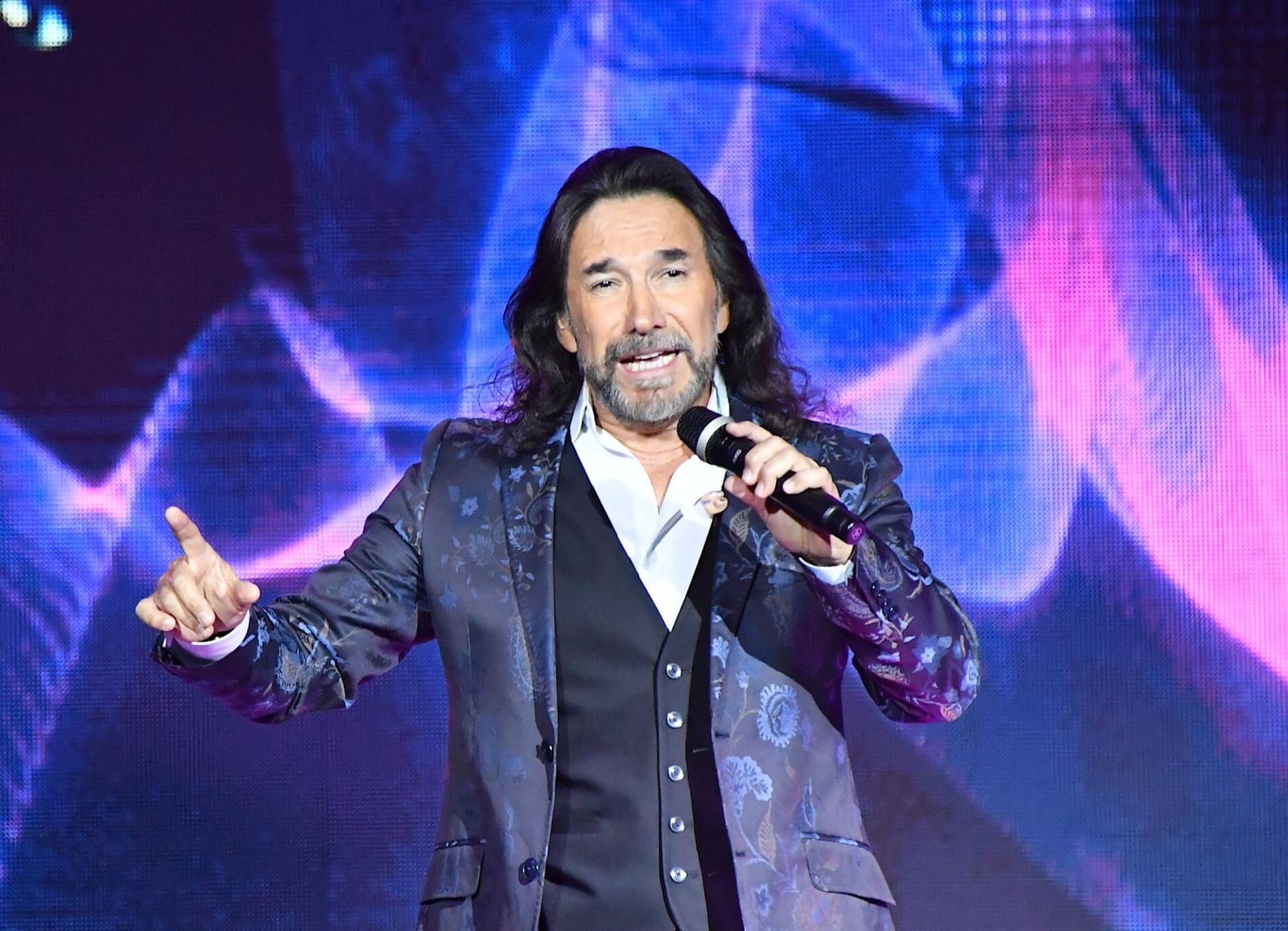 El Buki recomendó no escribir con ex en Navidad