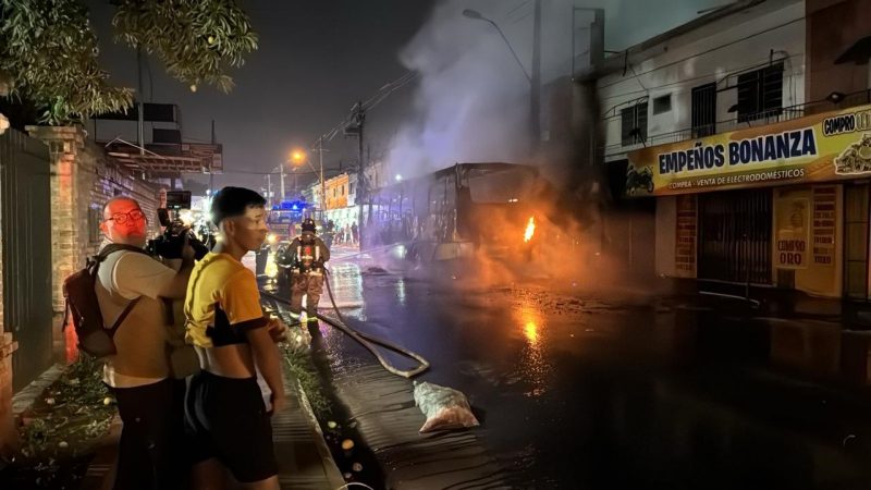 Colectivo se incendió completamente en Fernando de la Mora