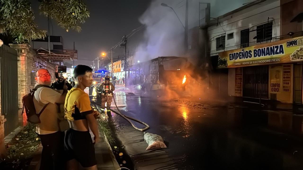 Colectivo se incendió completamente en Fernando de la Mora