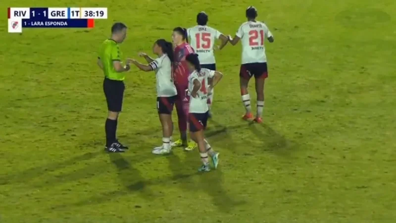 Batalla campal por gestos racistas de jugadoras de River Plate en Brasil