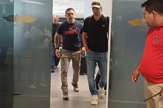 (VIDEO) Nuevo técnico de Cerro llegó al país y no brindó declaraciones