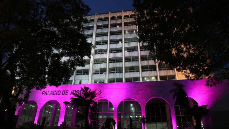¡Graban ruidos de niños jugando, durante la noche en el Palacio de Justicia!