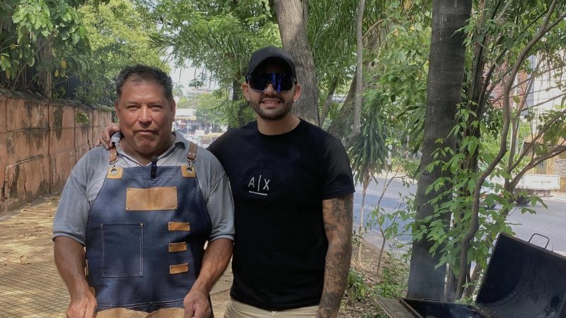 Albañil escrachado por conocida chef, ahora vende asado frente al Cementerio de la Recoleta