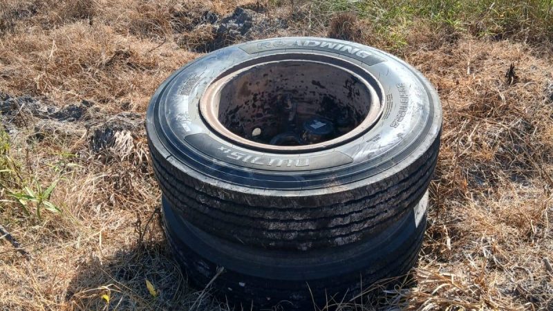 Hombre muere y un joven queda herido por impacto de rueda desprendida de camión