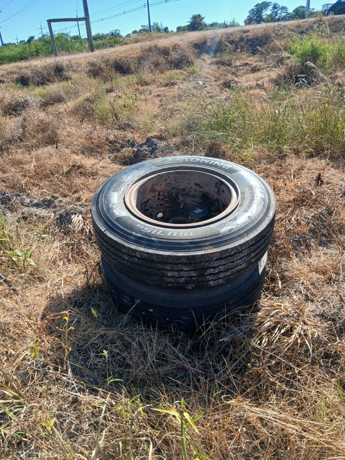 Hombre muere y un joven queda herido por impacto de rueda desprendida de camión